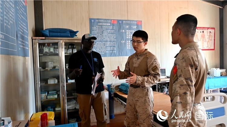 圖4 介紹醫(yī)療設(shè)施。孫千攝