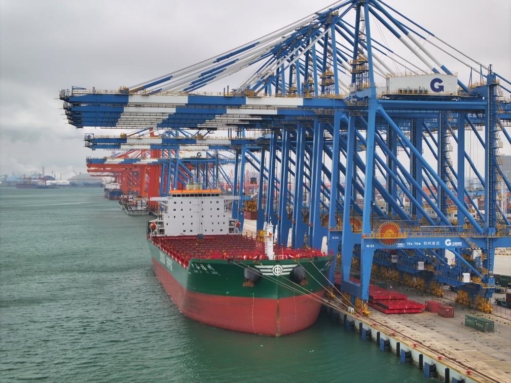 2月23日拍攝的廣西北部灣港欽州港區(qū)的碼頭堆場（無人機(jī)照片）。新華社記者 周華 攝