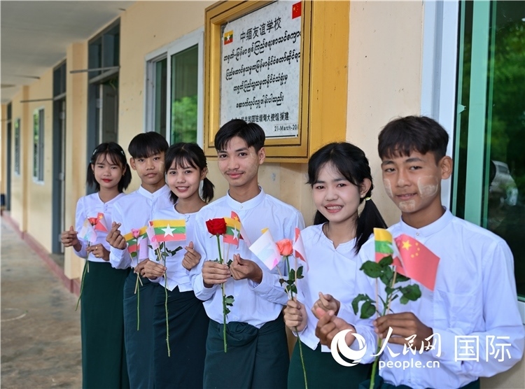 額麥恩村中學學生在歡迎儀式上-人民網(wǎng)記者謝佳君攝