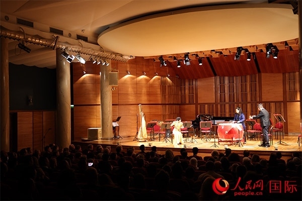 中國(guó)歌劇舞劇院的音樂(lè)家表演京劇曲牌《夜深沉》。人民網(wǎng)記者 禹麗敏攝