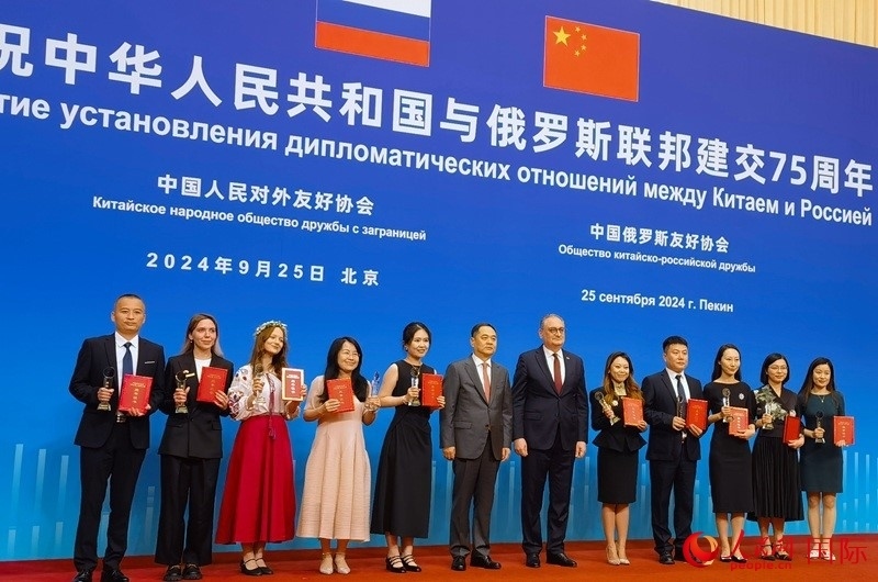 楊萬明會(huì)長(zhǎng)和莫爾古洛夫大使為10位中俄青年友好微視頻創(chuàng)意大賽獲獎(jiǎng)代表頒獎(jiǎng)。人民網(wǎng)記者 李明琪攝