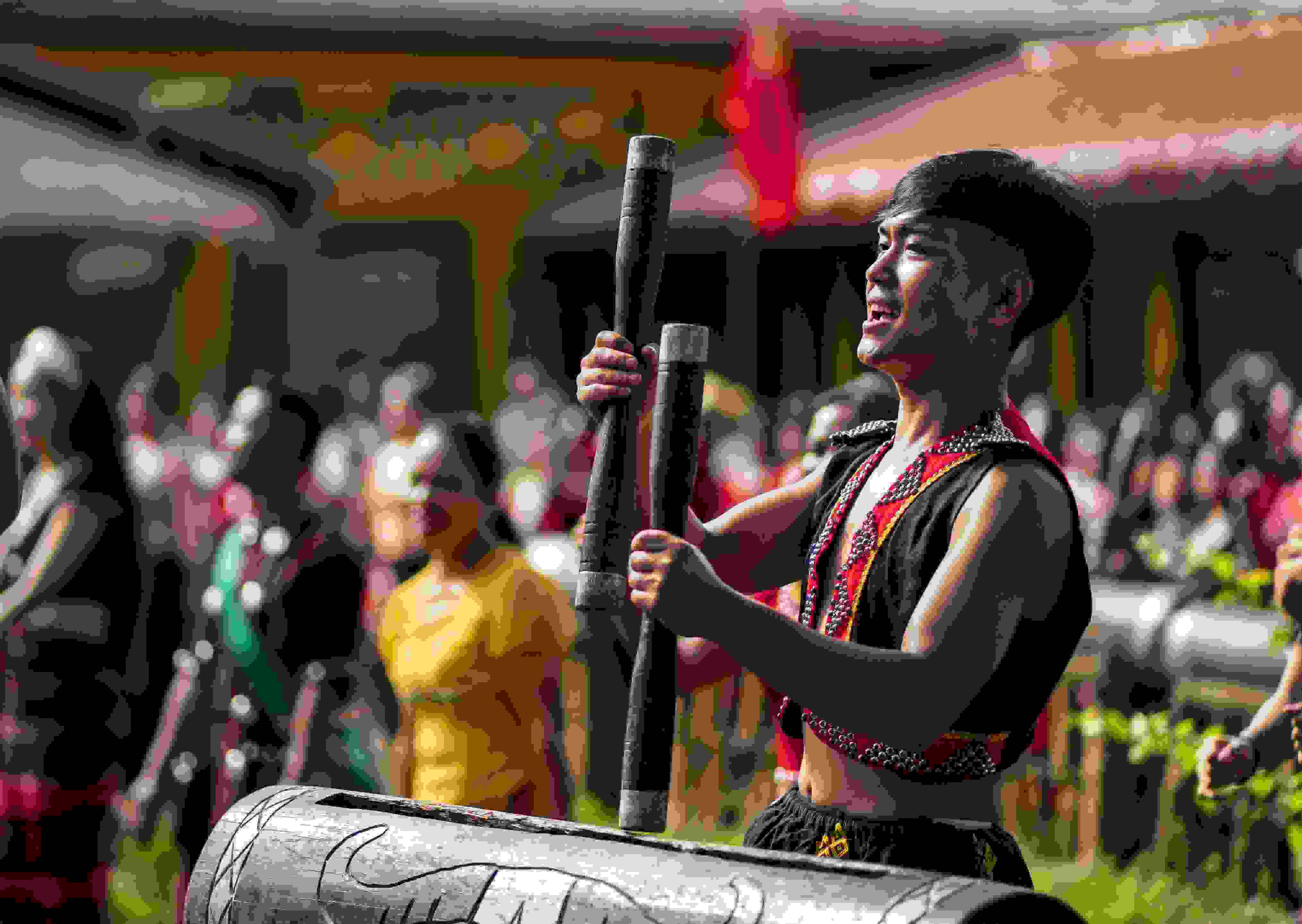 云南省滄源縣班洪鄉(xiāng)班洪村的佤族群眾唱響《阿佤人民唱新歌》（2021年8月20日攝）。