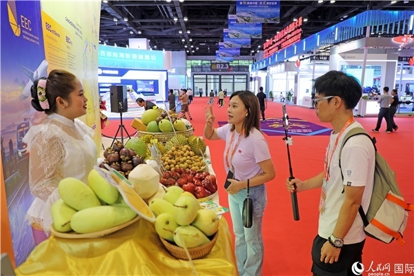 在東博會泰國展區(qū)，參觀者在向泰方工作人員了解泰國水果情況。人民網(wǎng)記者趙益普攝