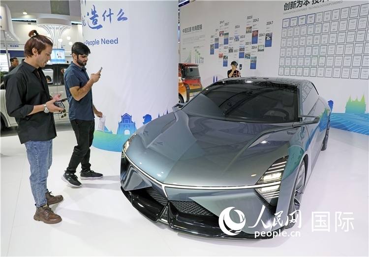 東博會(huì)上，上汽通用五菱展出的一款名為“東盟之光”的新能源概念車吸引參觀者駐足。人民網(wǎng)記者趙益普攝