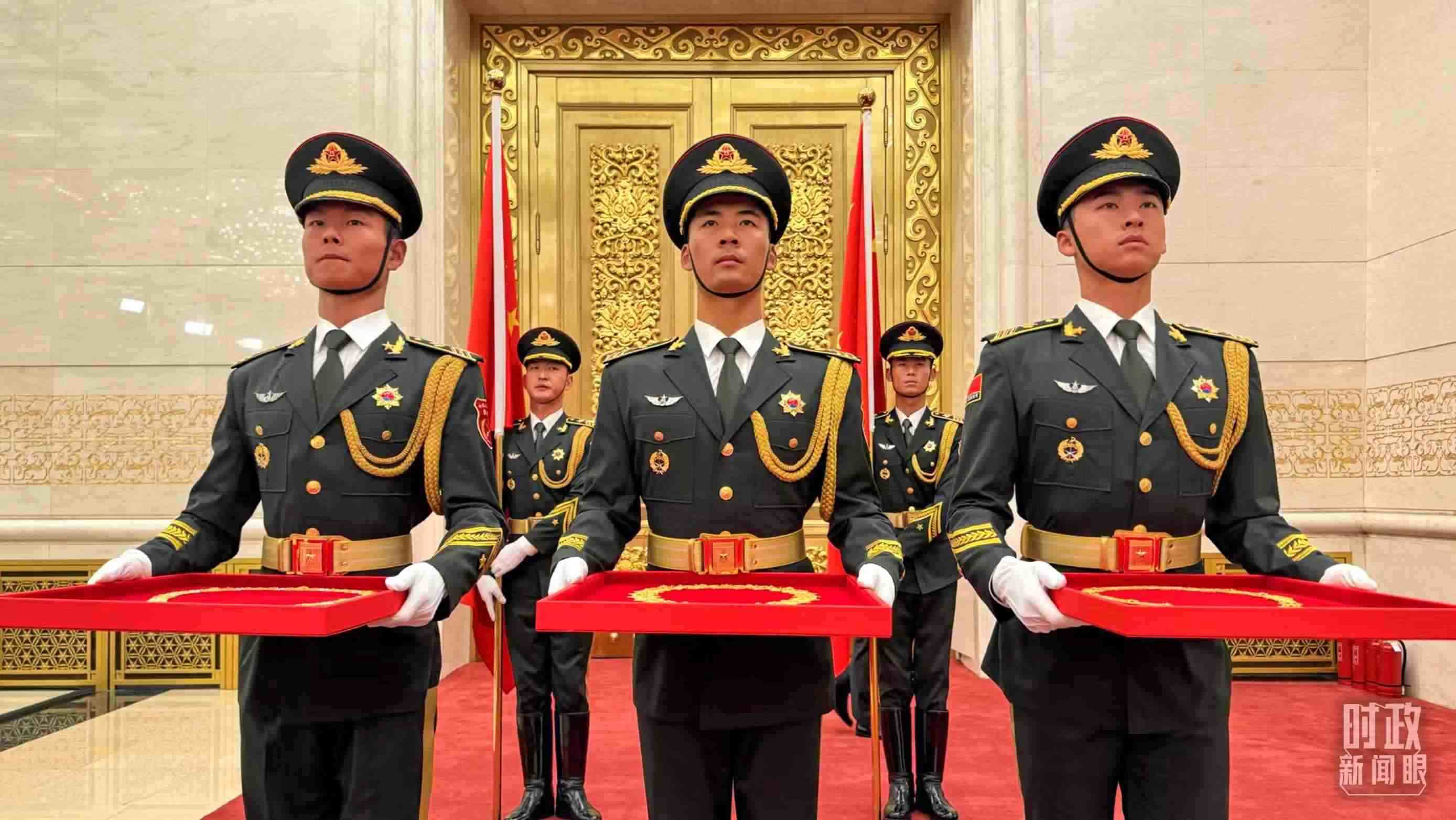 禮兵手捧共和國(guó)勛章、友誼勛章和國(guó)家榮譽(yù)稱號(hào)獎(jiǎng)?wù)?。（總臺(tái)央視記者李增仁拍攝）