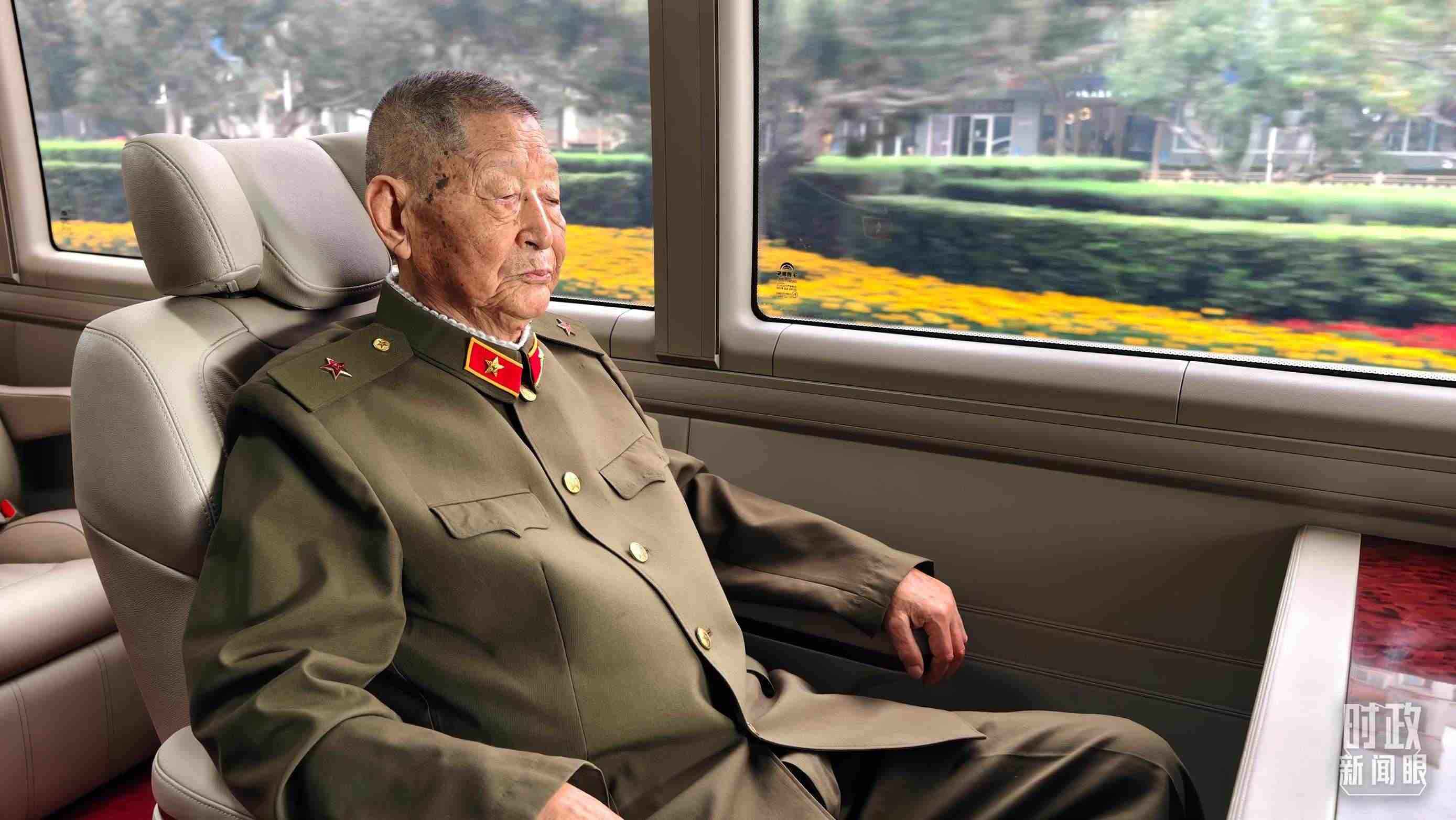 “共和國(guó)勛章”獲得者黃宗德乘坐禮賓車前往人民大會(huì)堂。（總臺(tái)央視記者胡瑋拍攝）