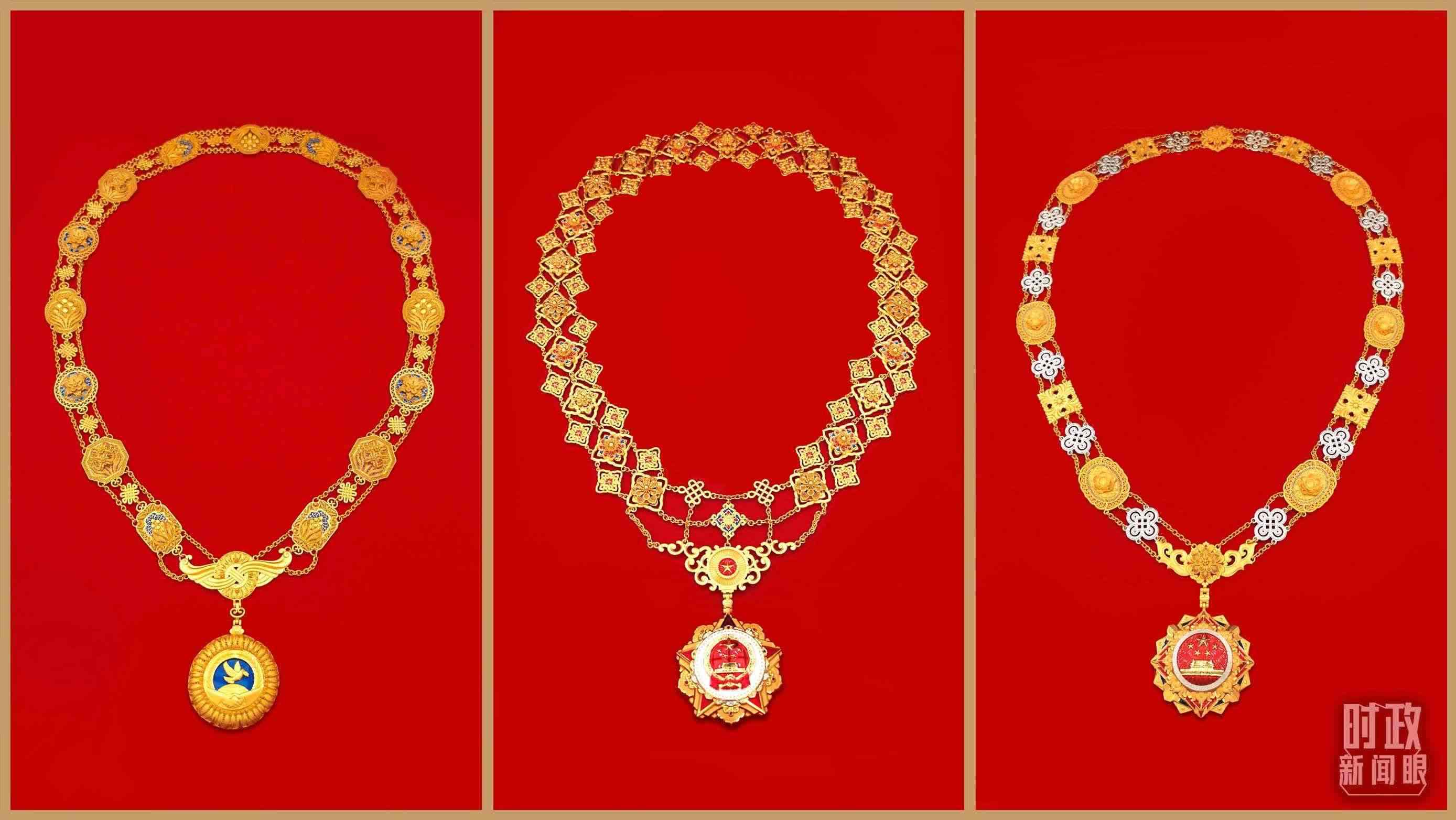 “共和國(guó)勛章”（中）、“友誼勛章”（左）和國(guó)家榮譽(yù)稱號(hào)獎(jiǎng)?wù)拢ㄓ遥＃偱_(tái)央視記者郭鴻、鄂介甫拍攝）