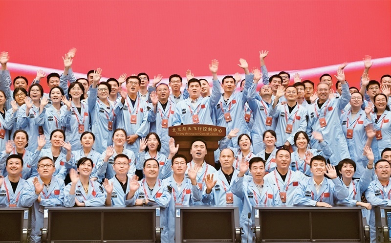 嫦娥六號(hào)完成了人類歷史上首次月球背面采樣，突破了多項(xiàng)關(guān)鍵技術(shù)，是我國(guó)建設(shè)航天強(qiáng)國(guó)、科技強(qiáng)國(guó)取得的又一標(biāo)志性成果，是我國(guó)探月工程的重要里程碑。圖為2024年6月25日，嫦娥六號(hào)任務(wù)圓滿成功后，工作人員在北京航天飛行控制中心合影。 新華社記者 金良快/攝