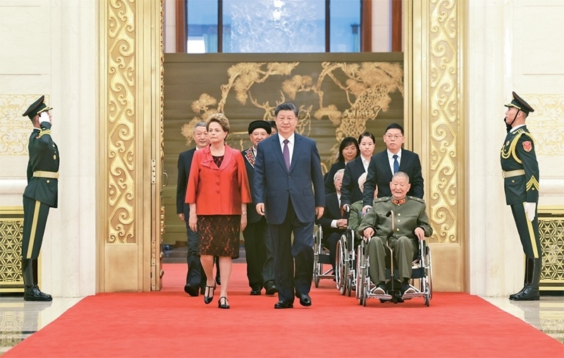 2024年9月29日，中華人民共和國國家勛章和國家榮譽(yù)稱號頒授儀式在北京人民大會堂金色大廳隆重舉行。中共中央總書記、國家主席、中央軍委主席習(xí)近平同國家勛章和國家榮譽(yù)稱號獲得者一同步入會場。 新華社記者 王曄/攝