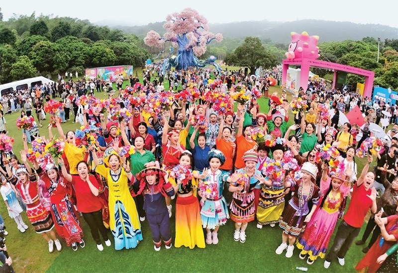 自2014年起，廣西持續(xù)舉辦“廣西三月三·八桂嘉年華”活動(dòng)，各地民族民俗活動(dòng)次第登臺(tái)，精彩紛呈，這個(gè)傳統(tǒng)民族節(jié)慶已演變?yōu)楦髯迦嗣窆蚕砉矘返墓?jié)日盛會(huì)和知名文化旅游品牌。圖為2024年4月11日在南寧市拍攝的活動(dòng)主會(huì)場(chǎng)。 新華社記者 周華/攝