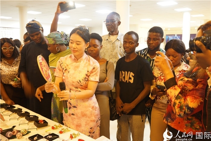 向尼日利亞觀眾介紹中國刺繡。人民網(wǎng)記者 姜宣攝