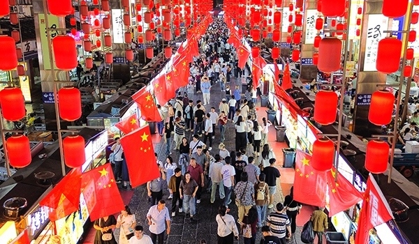 國慶臨近，河南省洛陽市老城歷史文化街區(qū)裝扮一新，國旗招展，處處洋溢著濃厚的國慶節(jié)日氛圍。來源：人民圖片網(wǎng)