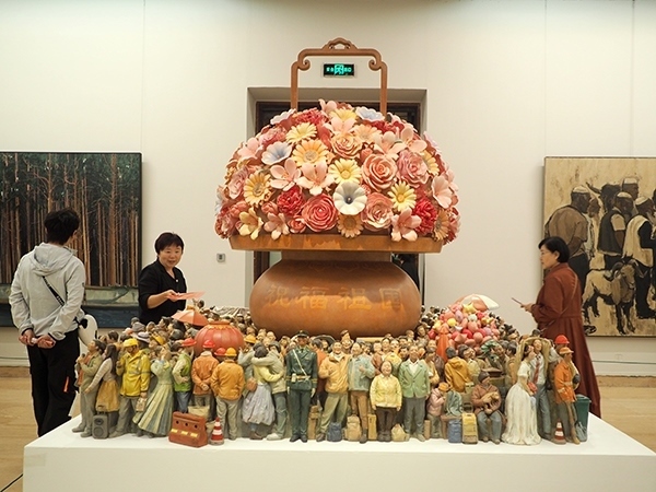 2024年9月28日，觀眾在中國美術(shù)館參觀“慶祝中華人民共和國成立75周年——第十四屆全國美術(shù)作品展覽進(jìn)京作品展”。杜建坡攝。來源：人民圖片網(wǎng)