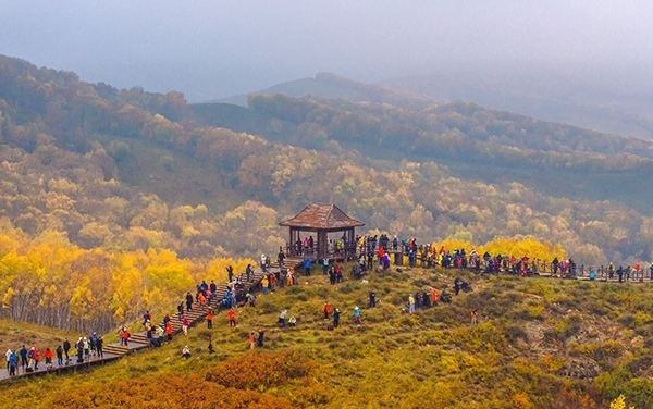 2024年9月27日，內(nèi)蒙古自治區(qū)赤峰市克什克騰旗烏蘭布統(tǒng)景區(qū)層林盡染，游人如織，風(fēng)光如畫。來源：人民圖片網(wǎng)