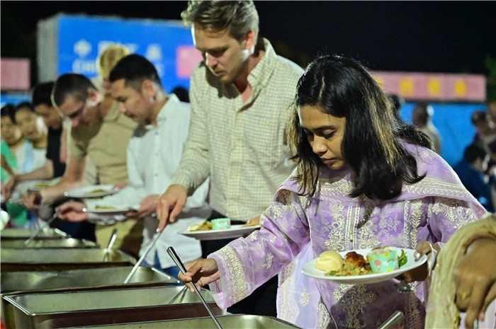 外國友人品嘗中國美食。馬騫攝