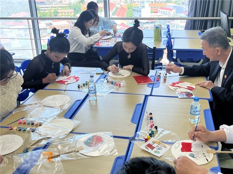 觀眾們在體驗畫扇。Sem Sophea攝