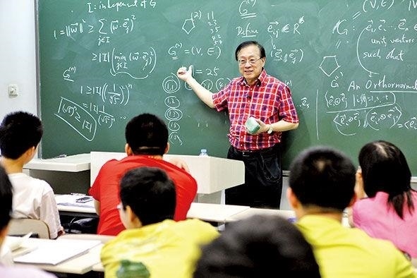 姚期智為清華大學(xué)學(xué)生授課。