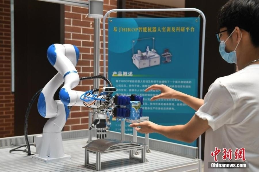  資料圖：高校為學(xué)生打造先進(jìn)科研平臺(tái)。中新社記者 陳楚紅 攝