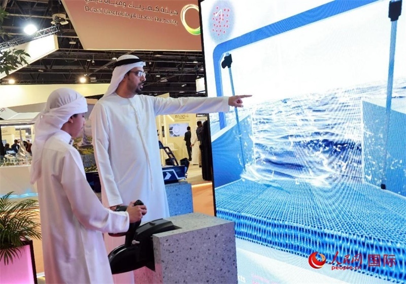 一名兒童在模擬操作船舶，撿拾海洋垃圾。人民網(wǎng)記者管克江攝