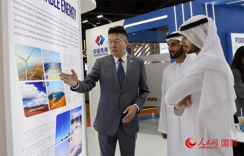 中國(guó)電建中東北非區(qū)域總部負(fù)責(zé)人向觀眾介紹公司承建的可再生能源項(xiàng)目。人民網(wǎng)記者 管克江攝