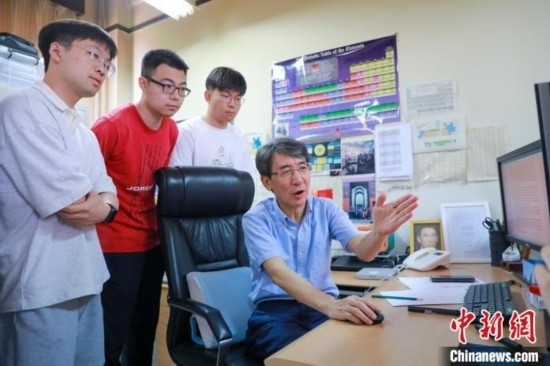 薛其坤在指導(dǎo)學(xué)生。 (受訪者供圖)