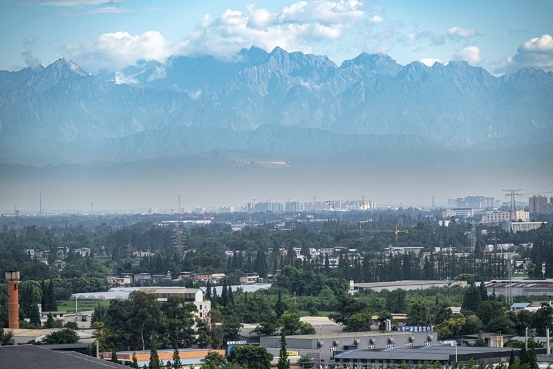 2024年7月1日，成都天氣晴好，遠(yuǎn)處雪山清晰可見。