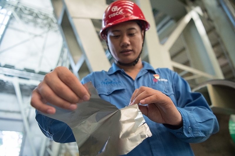 2018年8月8日，山西省太原市，太鋼不銹鋼精密帶鋼有限公司工作人員用手撕開(kāi)不銹鋼。