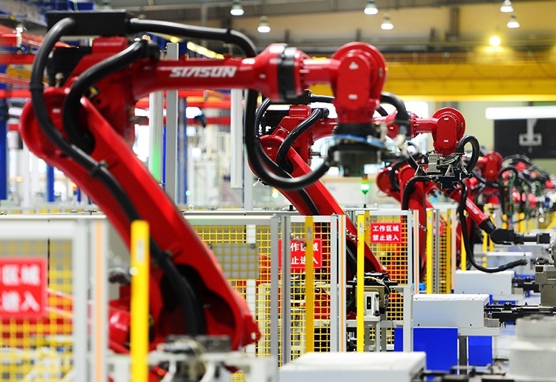 2019年11月22日，沈陽(yáng)，一家數(shù)字化智能工廠內(nèi)，名為SR210的機(jī)器人正在自主地抓取各種零部件，快速組裝稍小的工業(yè)機(jī)器人。