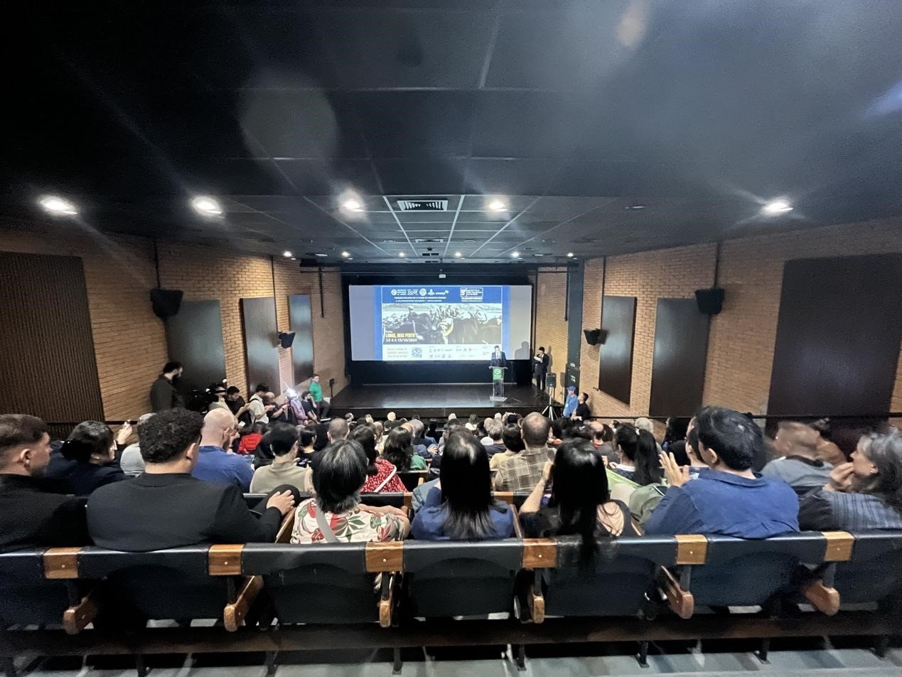 當(dāng)?shù)貢r間10月3日晚，由巴西圣保羅州立大學(xué)孔子學(xué)院舉辦的第九屆圣保羅中國電影展在圣保羅文化中心拉開帷幕。巴西圣保羅州立大學(xué)孔子學(xué)院供圖