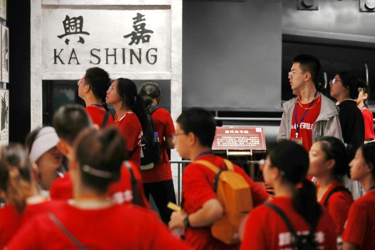 青少年參觀嘉興市南湖革命紀(jì)念館。拍友 金鵬 攝