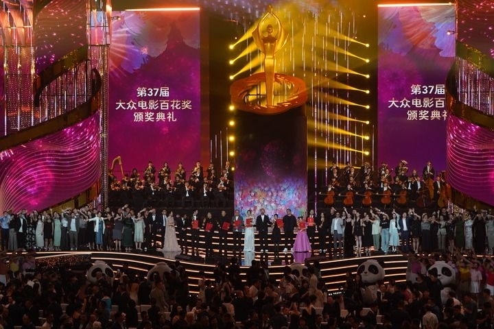 2024年8月4日，在四川成都，第37屆大眾電影百花獎(jiǎng)獲獎(jiǎng)?wù)吆痛蟊娫u(píng)審在舞臺(tái)上合影。新華社記者 唐文豪 攝