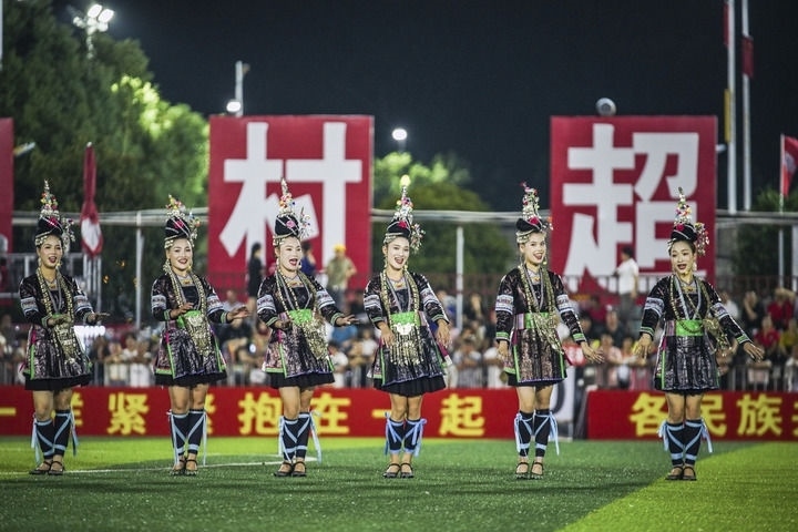 2024年9月28日，榕江縣侗族大歌隊(duì)的演員們?cè)凇按宄弊闱驁錾媳硌?。?dāng)日，“發(fā)現(xiàn)中國之美·相約貴州村超”國際友誼賽在貴州省黔東南苗族侗族自治州榕江縣的“村超”足球場舉行。新華社記者 陶亮 攝