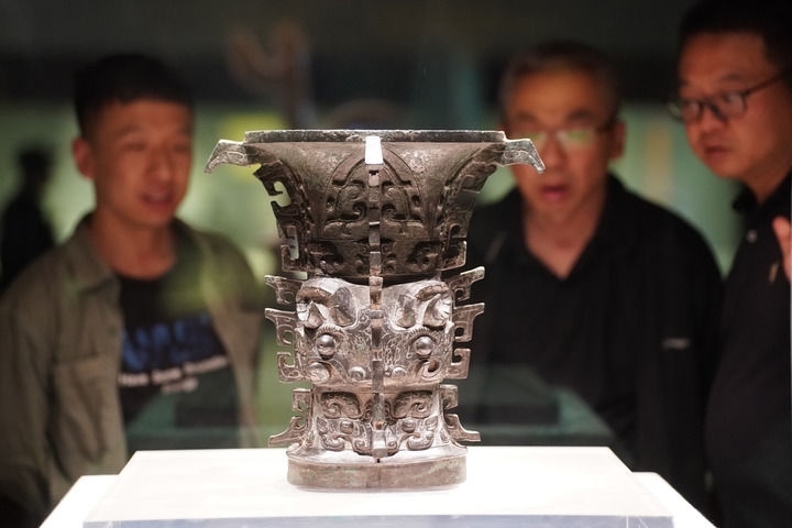 2024年5月9日，游客在陜西寶雞青銅器博物院內(nèi)參觀西周文物何尊。新華社記者 邵瑞 攝