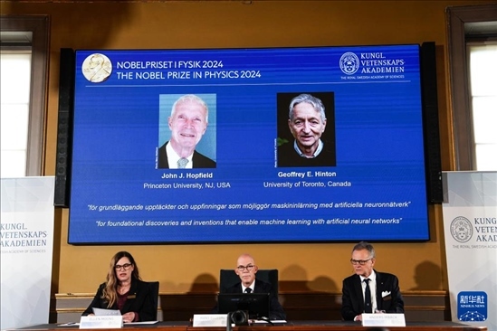 10月8日，在瑞典斯德哥爾摩舉行的2024年諾貝爾物理學(xué)獎公布現(xiàn)場，屏幕顯示獎項得主美國普林斯頓大學(xué)的約翰·霍普菲爾德和加拿大多倫多大學(xué)的杰弗里·欣頓。新華社記者 彭子洋 攝