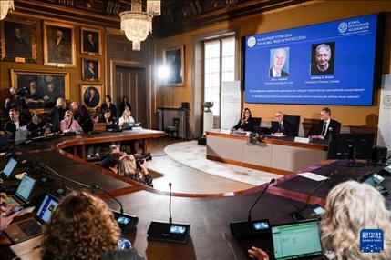 10月8日，在瑞典斯德哥爾摩舉行的2024年諾貝爾物理學(xué)獎公布現(xiàn)場，屏幕顯示獎項得主美國普林斯頓大學(xué)的約翰·霍普菲爾德和加拿大多倫多大學(xué)的杰弗里·欣頓。新華社記者 彭子洋 攝