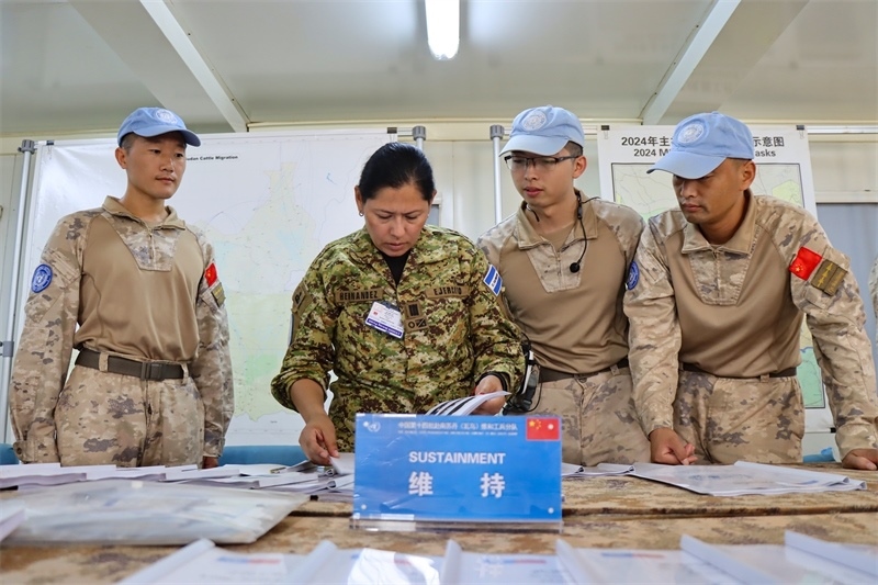 圖2-評估組對分隊(duì)軟件進(jìn)行檢查(馬騫攝)