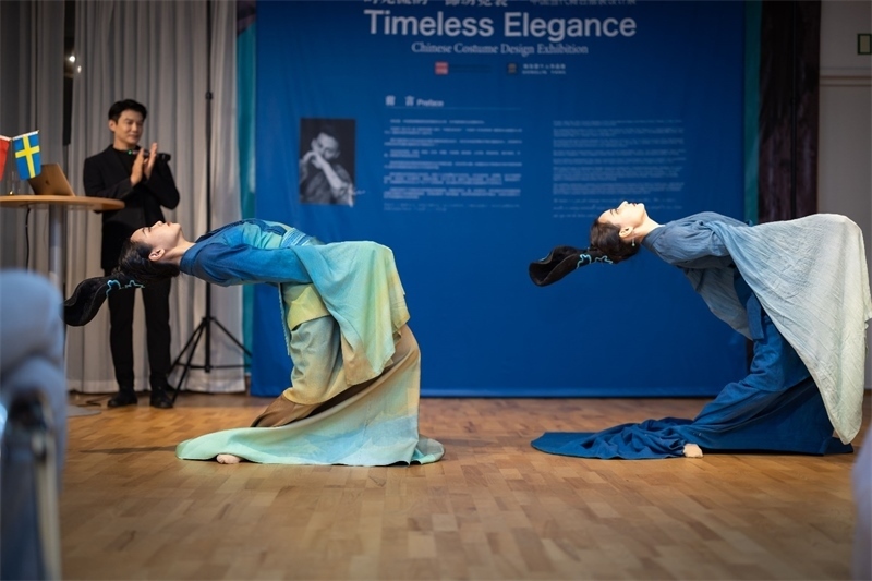 當(dāng)?shù)厝A人舞社成員表演《只此青綠》。斯德哥爾摩中國(guó)文化中心供圖