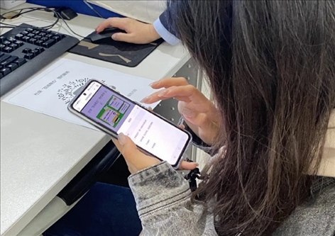 趙女士用手機(jī)掃碼預(yù)約幫辦服務(wù)。圖片來源：微信公眾號“上海市普陀區(qū)政務(wù)服務(wù)中心”