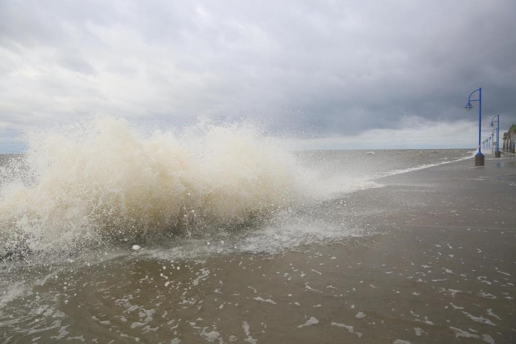 2020年9月15日，受颶風(fēng)“薩莉”影響，美國路易斯安那州新奧爾良的龐恰特雷恩湖巨浪拍岸。新華社發(fā)（魏蘭攝）