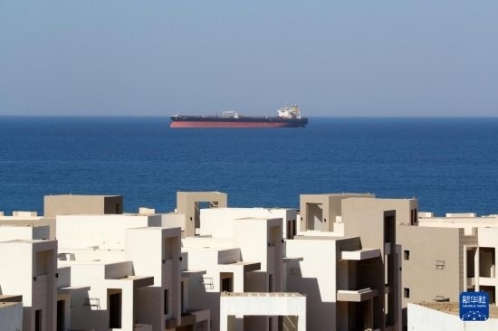 這是10月8日在埃及蘇伊士灣拍攝的行駛中的船只。新華社記者 隋先凱 攝