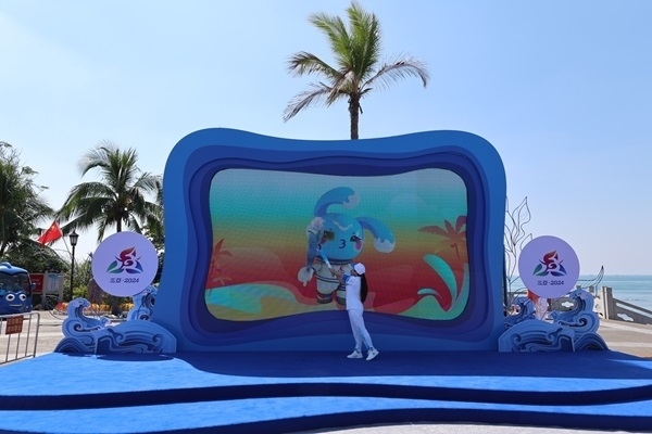 第12棒火炬手“點(diǎn)燃”現(xiàn)場大屏幕上運(yùn)動(dòng)會(huì)吉祥物“吉貝”手中的火炬。主辦方供圖