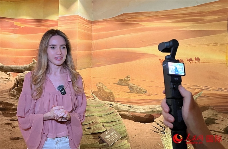 麗娜在吐魯番坎兒井源景區(qū)錄制視頻。人民網記者 曾書柔攝