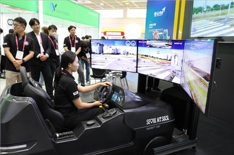 “智慧生活周”博覽會(huì)上展示的模擬駕駛系統(tǒng)。人民網(wǎng)記者 莽九晨攝