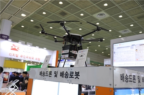 “智慧生活周”博覽會(huì)上展出的快遞無人機(jī)。人民網(wǎng)記者 莽九晨攝