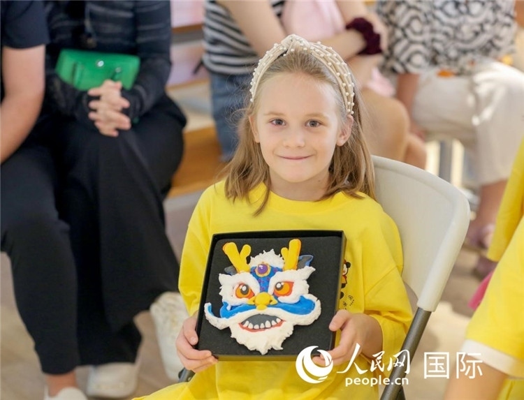 一名中文愛(ài)好者手捧生肖畫(huà)。人民網(wǎng)中東中心分社塔里克·易卜拉欣攝