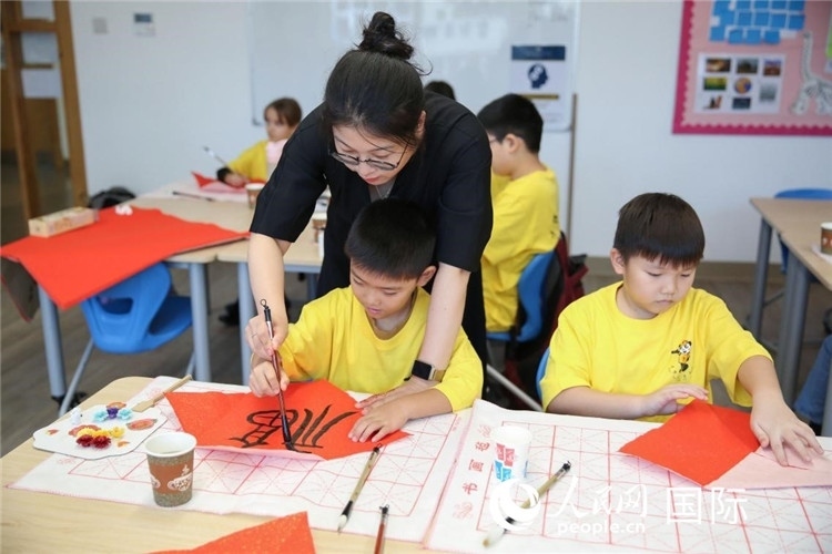 書(shū)法課場(chǎng)景。人民網(wǎng)中東中心分社塔里克·易卜拉欣攝