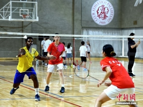 當(dāng)?shù)貢r(shí)間10月12日，巴西圣保羅，中國高校羽毛球代表團(tuán)和巴西羽毛球協(xié)會(huì)運(yùn)動(dòng)員切磋球技。 