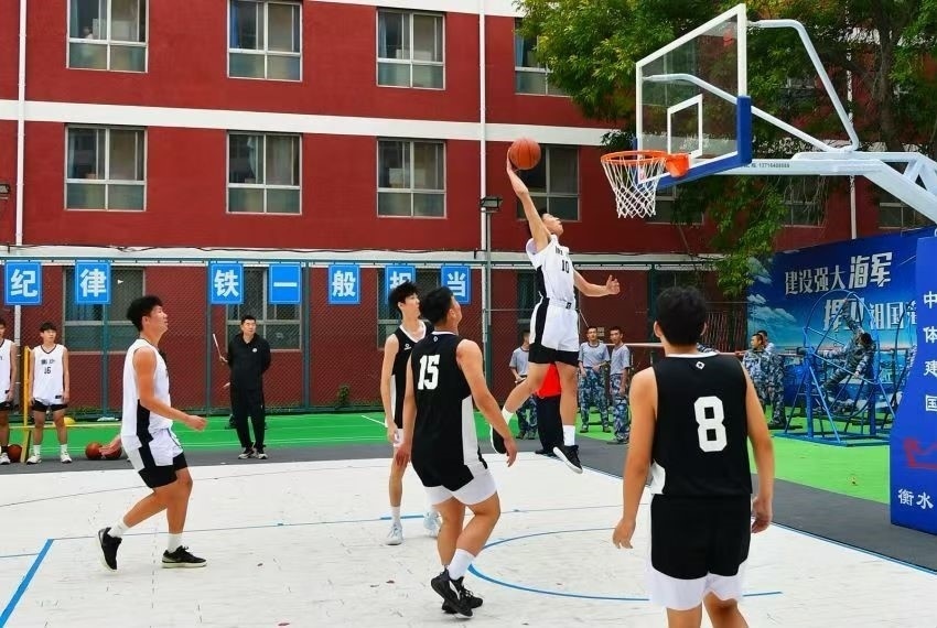 全天候室外運(yùn)動(dòng)木地板籃球場(chǎng)上精彩激烈的籃球賽。 主辦方供圖