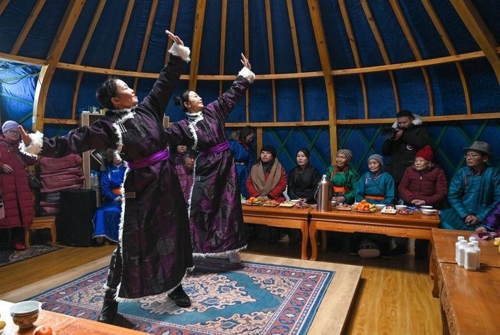 2023年12月21日，烏蘭牧騎隊(duì)員在內(nèi)蒙古阿其圖烏拉蘇木進(jìn)行舞蹈表演。