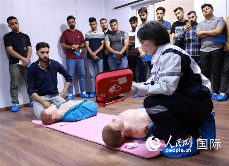 新進(jìn)油田工作的伊拉克大學(xué)生在接受急救培訓(xùn)。人民網(wǎng)記者管克江攝